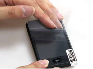 粘貼手機保護膜到手機上 粘貼手機保護膜到手機上